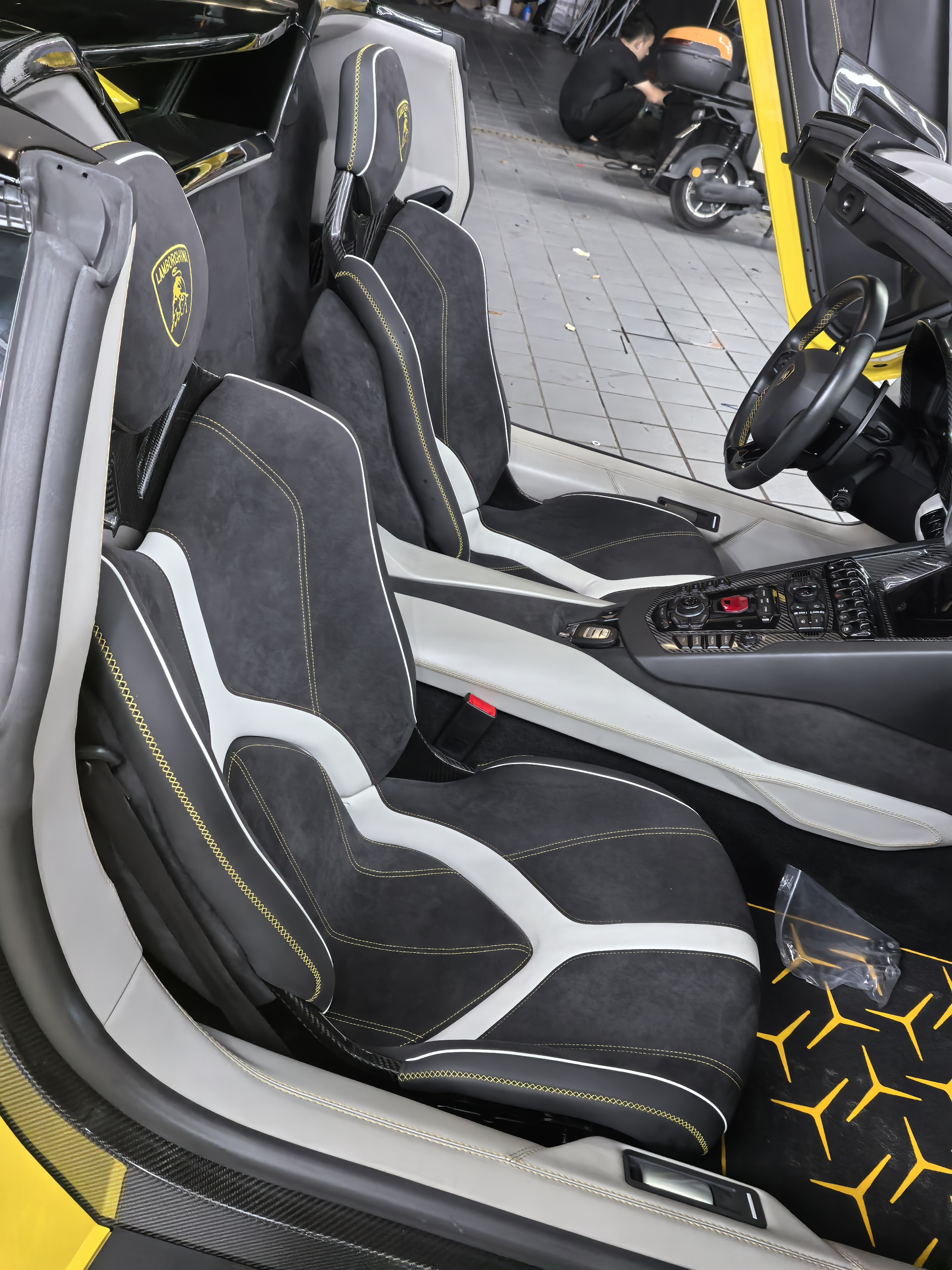 lambroghini svj seat 